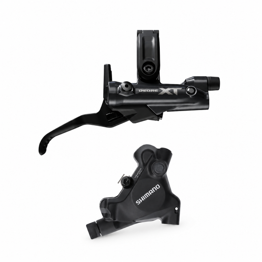 SHIMANO DEORE XT 8200 Bremse mit BR-MT805 FlatMount-Bremssattel — Bremshebel und Bremssattel vor weißem Hintergrund