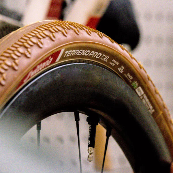 Reifen VITTORIA Terreno Pro T10 Hardpack 700x45c Gravel Race Natural Tubeless Ready Weich Beige Q2 2025
