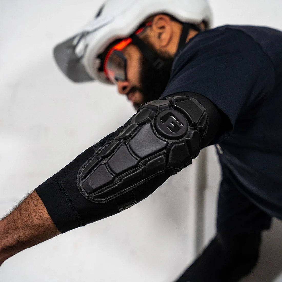 G-FORM PRO-X3 Ellbogenschützer Mattschwarz