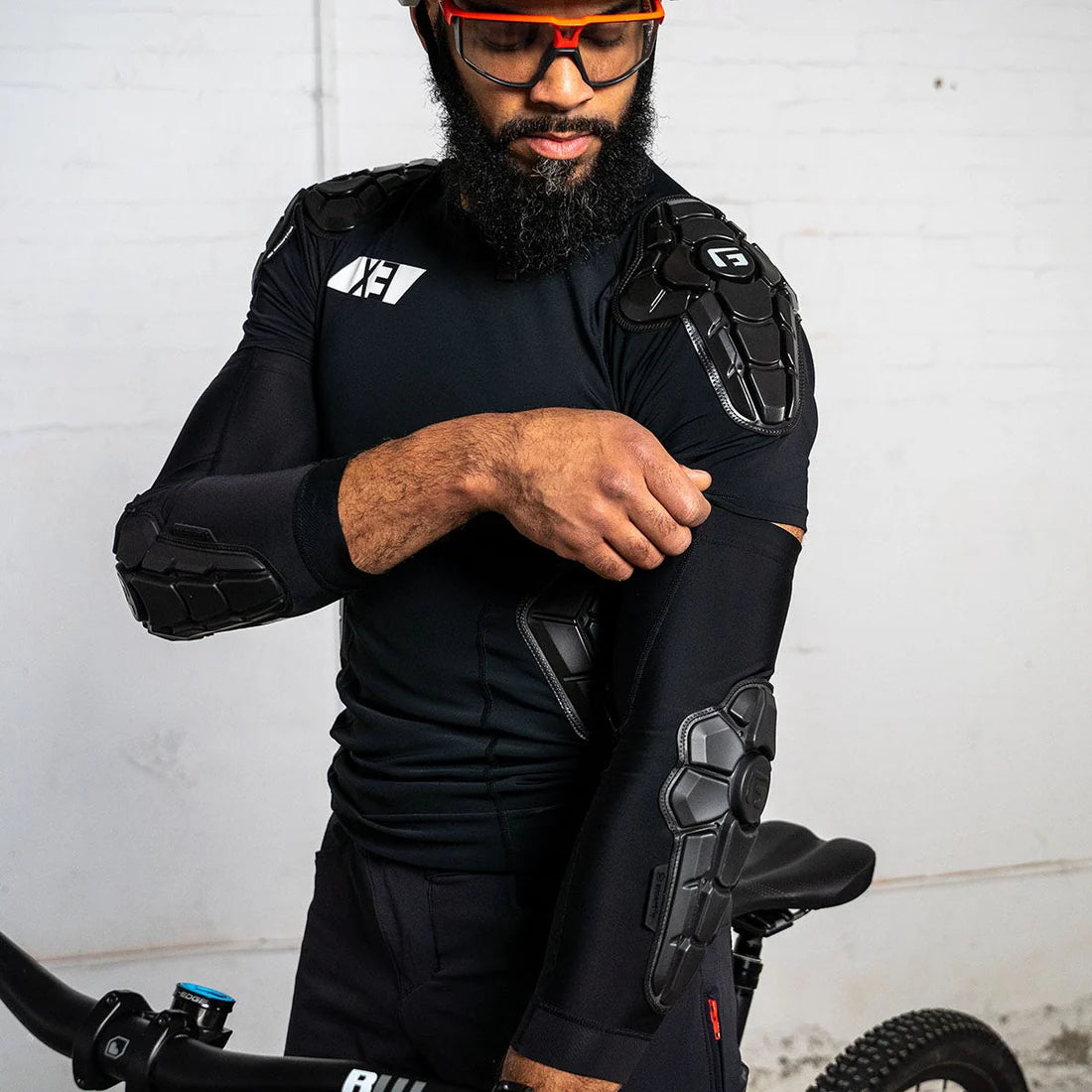 G-FORM PRO-X3 Ellbogenschützer Mattschwarz